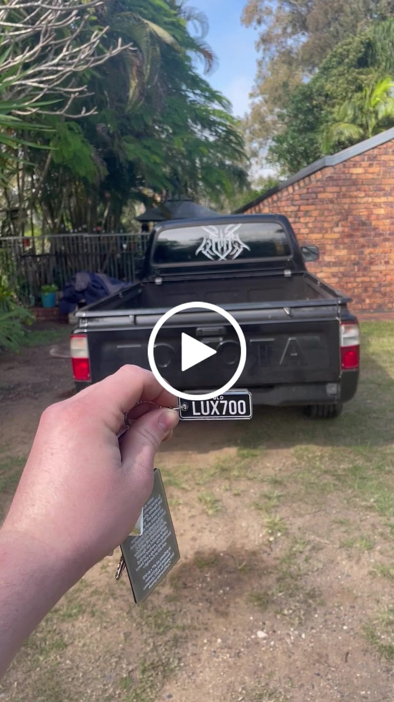 Customer video review of QLD Classic Licence Plate Custom Keychain