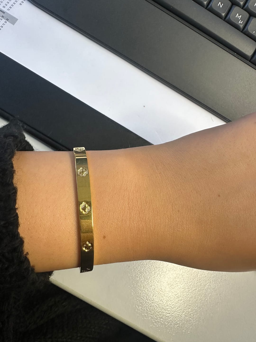 Customer photo review of Shine Clover Armreif | 18K vergoldet
