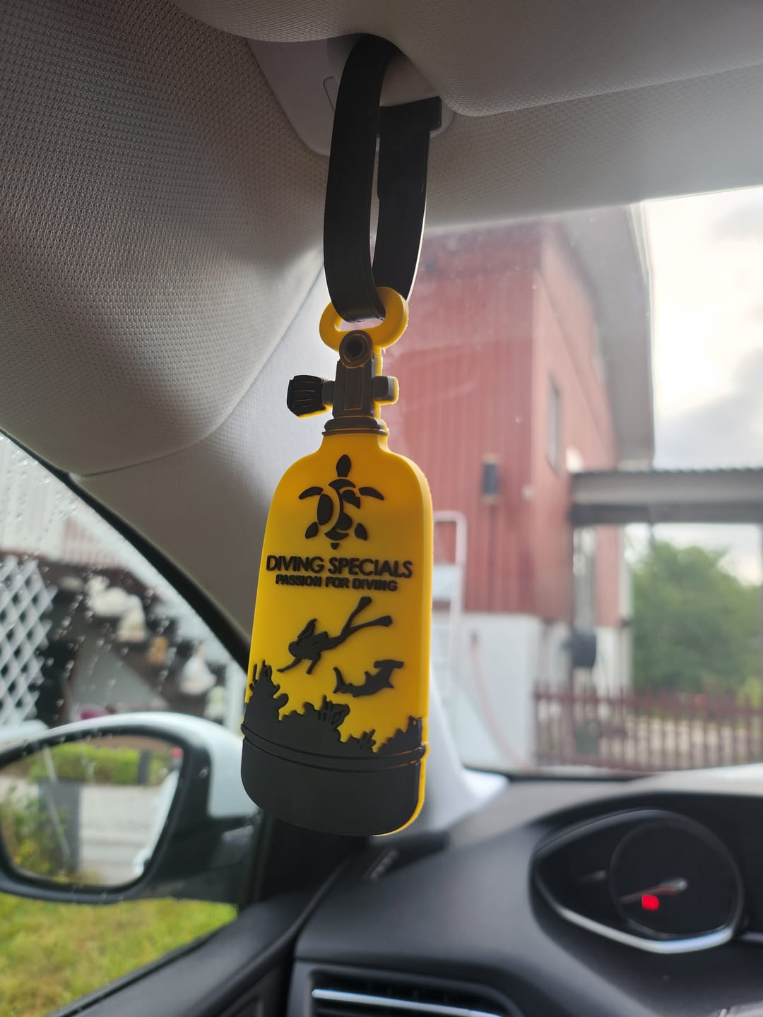 Customer photo review of Amazing Scuba Luggage Tag