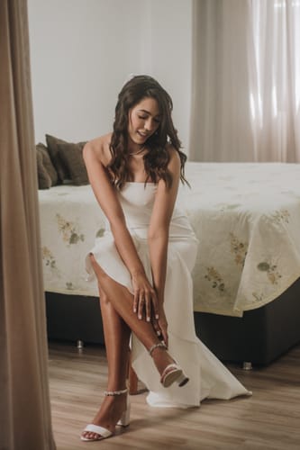 Customer photo review of Sandália Gisele Velvet Branco com Pedrarias