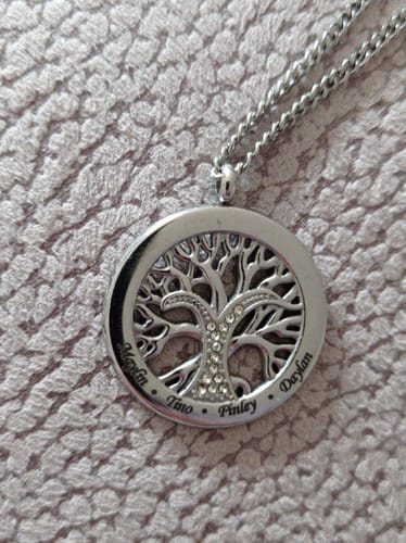 Customer photo review of Personalisierte Lebensbaumkette mit Zirkoniasteinen