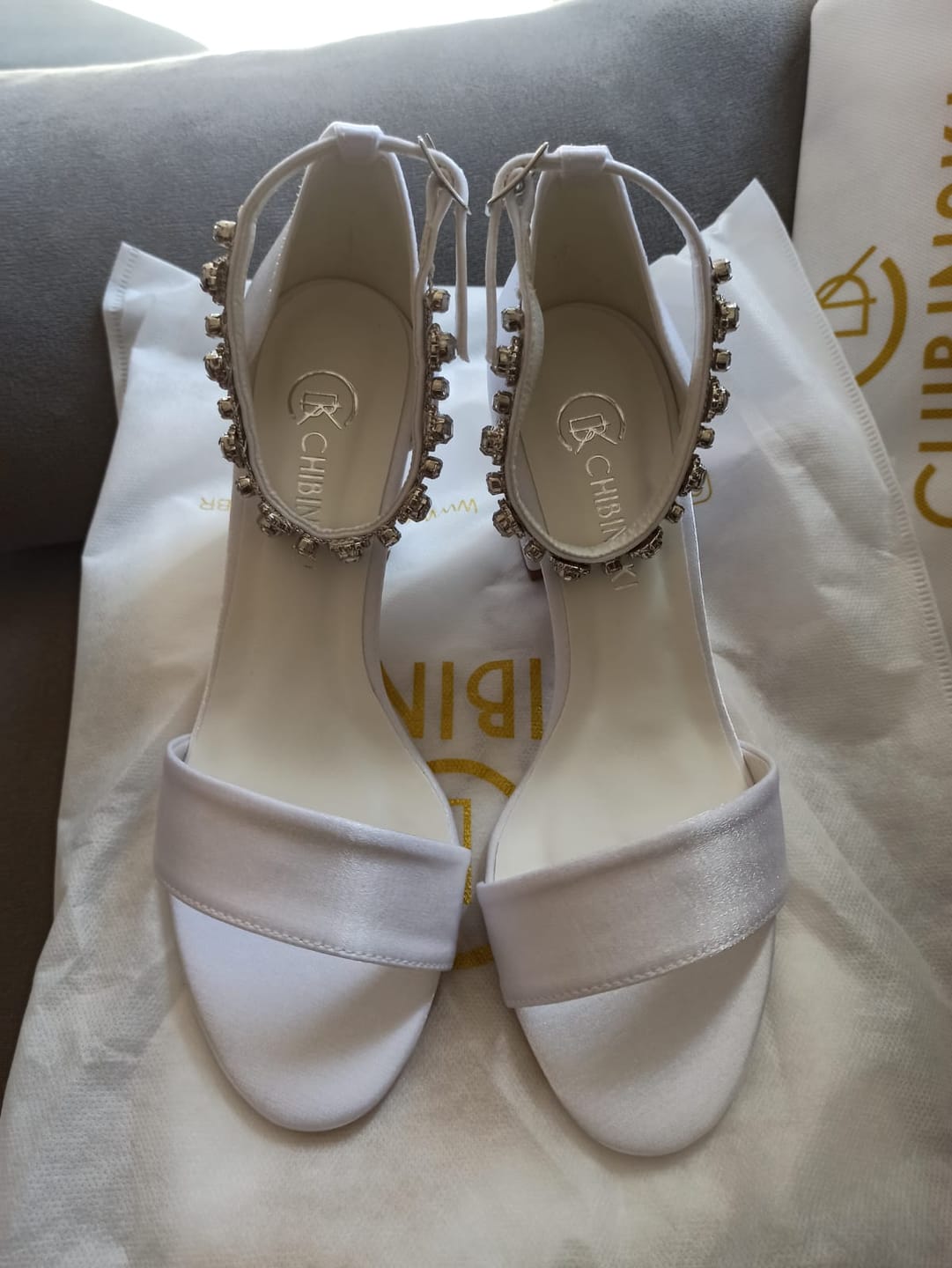Customer photo review of Sandália Gisele Velvet Branco com Pedrarias