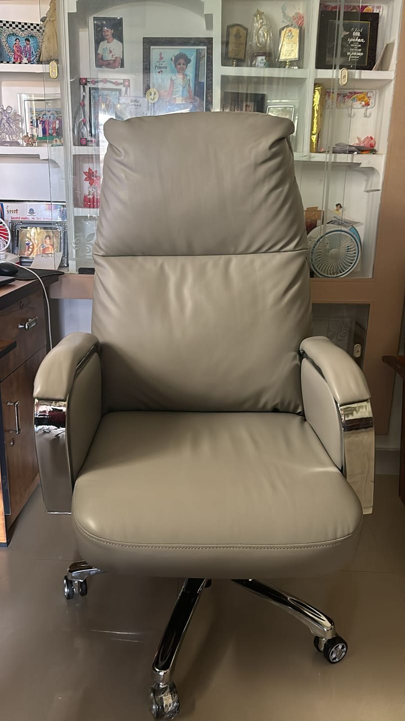 Customer photo review of Ettorez POLAR High Back Leatherette Office Chair