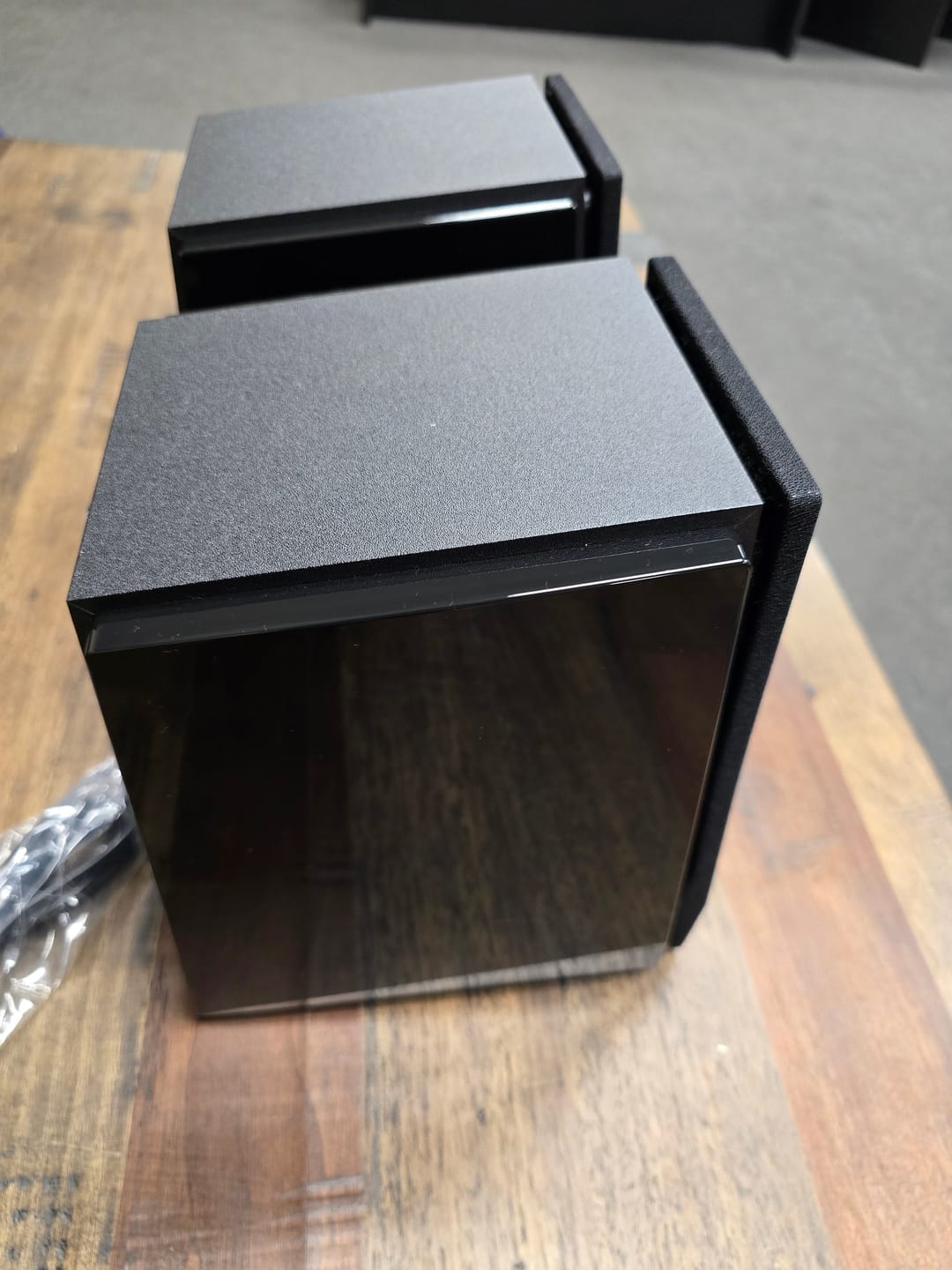 Customer photo review of R1850DB Bookshelf Speakers Bookshelf Speakers with Subwoofer Out