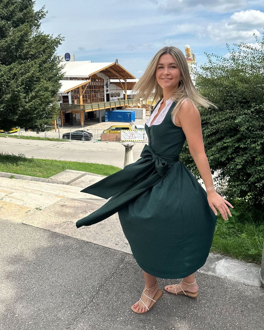 Customer photo review of Damen Schwarz Gerader Ausschnitt Dirndl