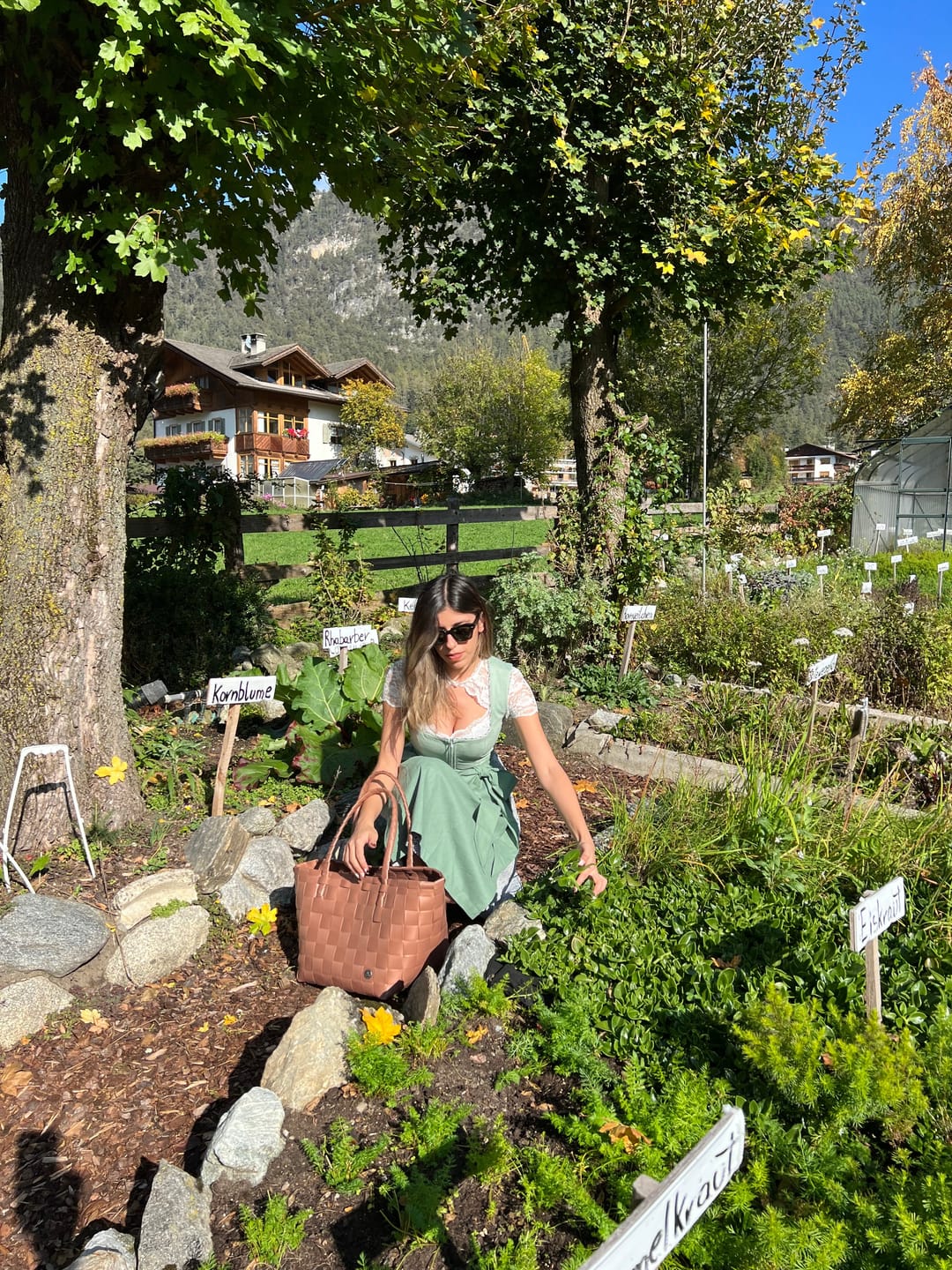 Customer photo review of Damen Schwarz Gerader Ausschnitt Dirndl