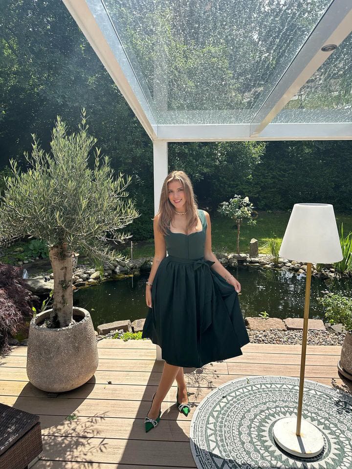 Customer photo review of Damen Schwarz Gerader Ausschnitt Dirndl