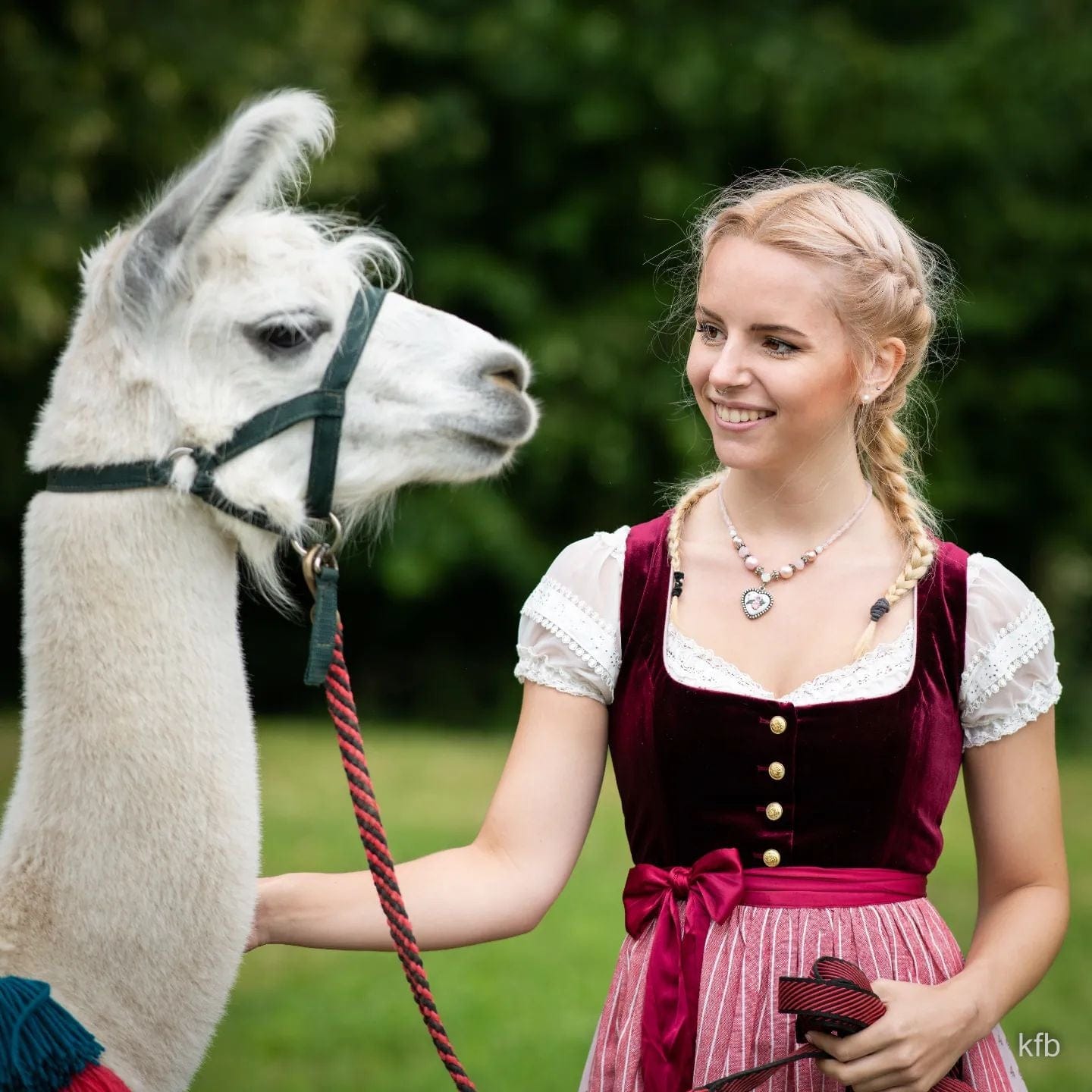 Customer photo review of Damen Schwarz Gerader Ausschnitt Dirndl