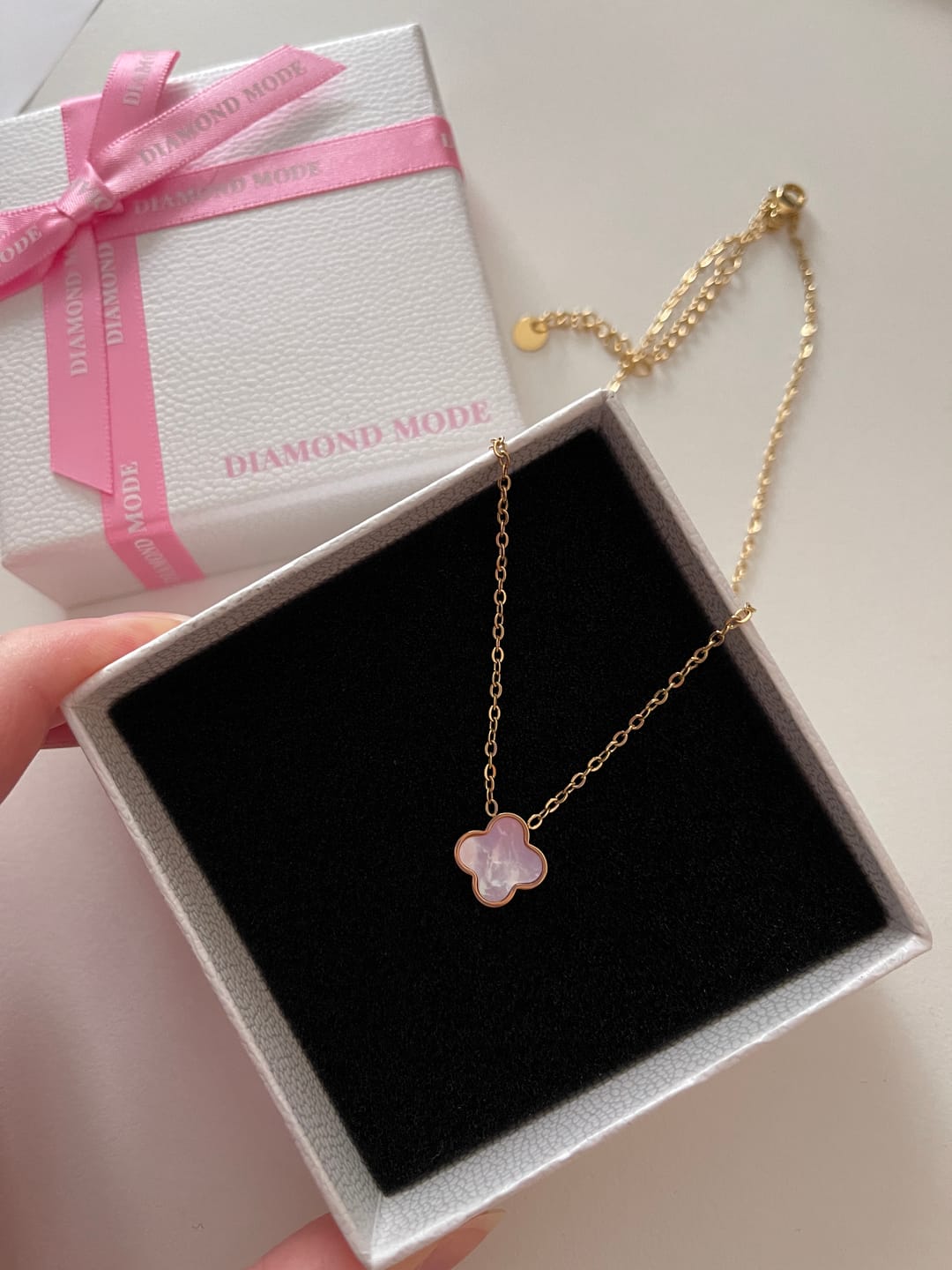 Customer photo review of Rosa Perlmutt Clover Kette | 18K vergoldet