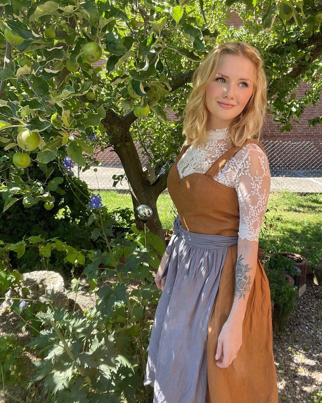 Customer photo review of Damen Schwarz Gerader Ausschnitt Dirndl
