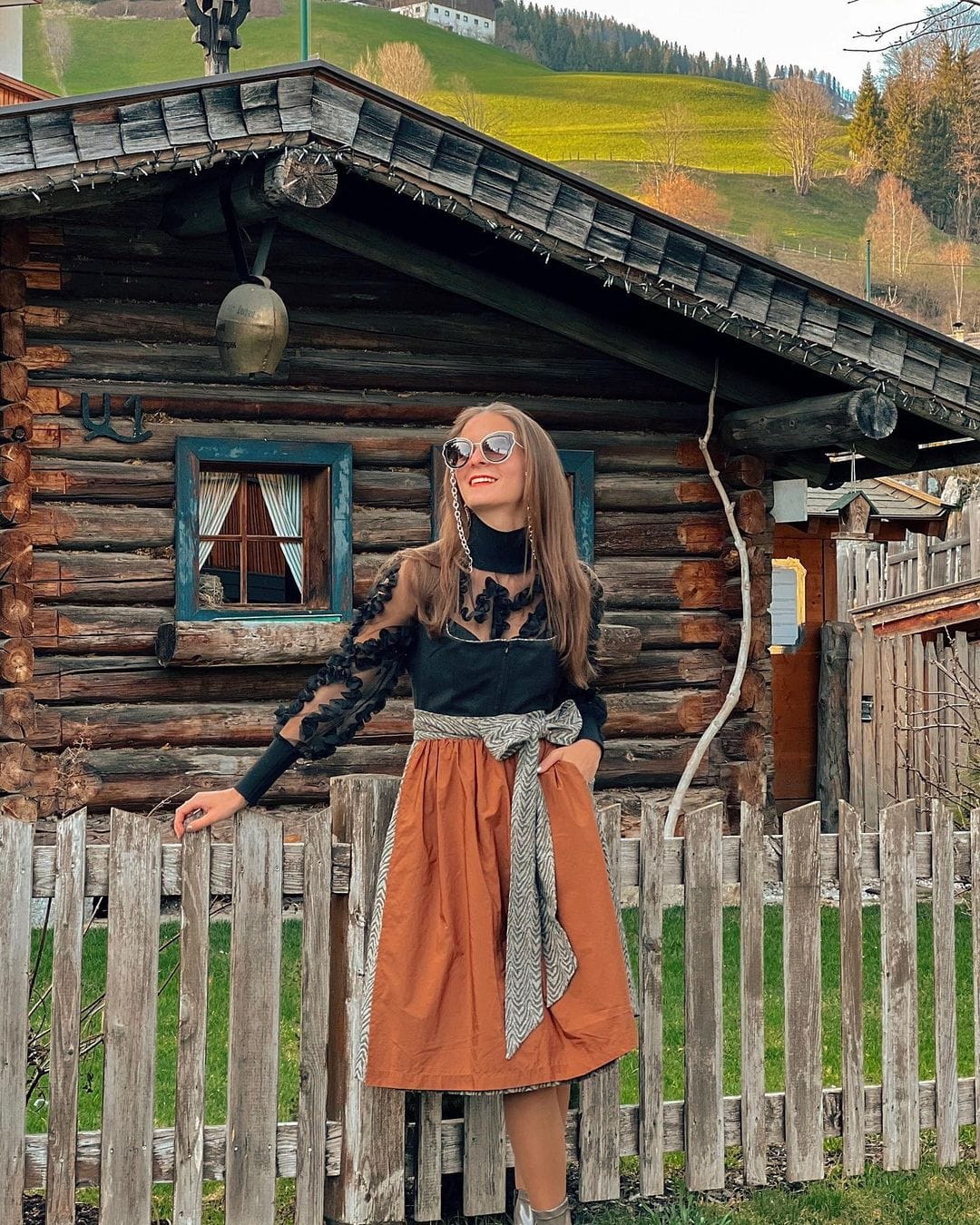 Customer photo review of Damen Schwarz Gerader Ausschnitt Dirndl