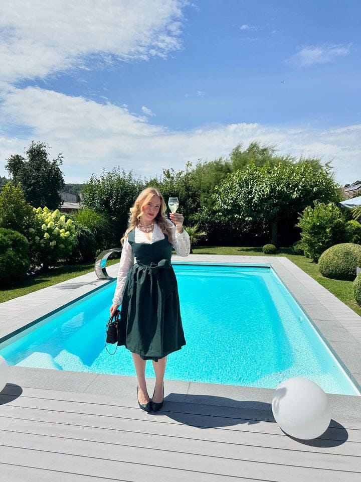 Customer photo review of Damen Schwarz Gerader Ausschnitt Dirndl