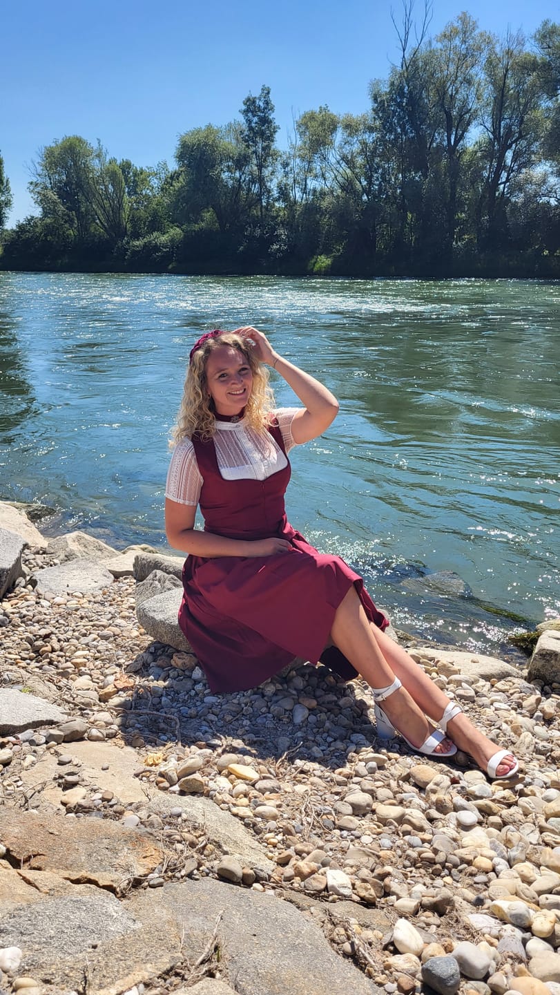 Customer photo review of Damen Schwarz Gerader Ausschnitt Dirndl