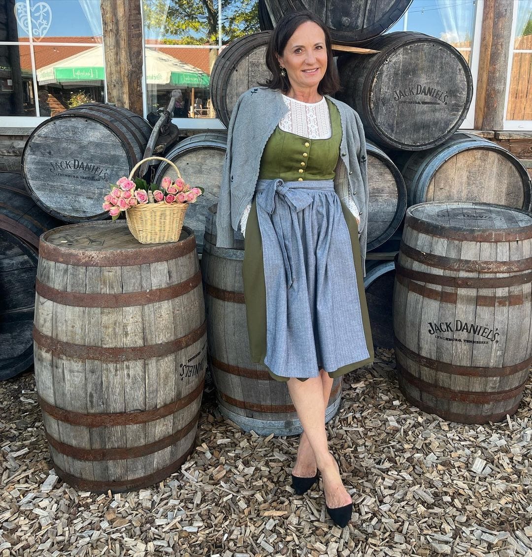 Customer photo review of Damen Schwarz Gerader Ausschnitt Dirndl