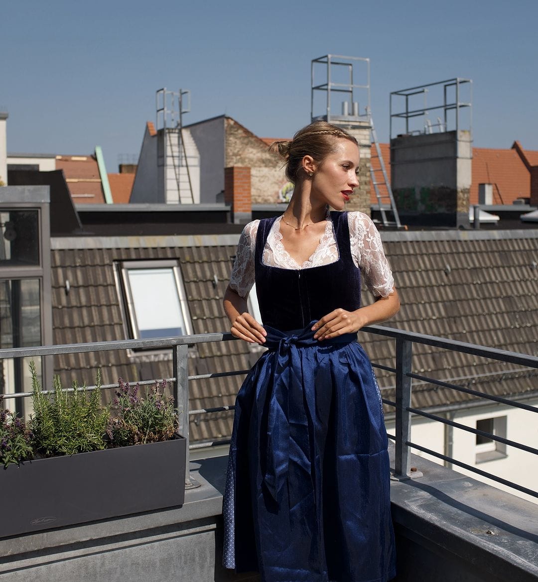 Customer photo review of Damen Schwarz Gerader Ausschnitt Dirndl