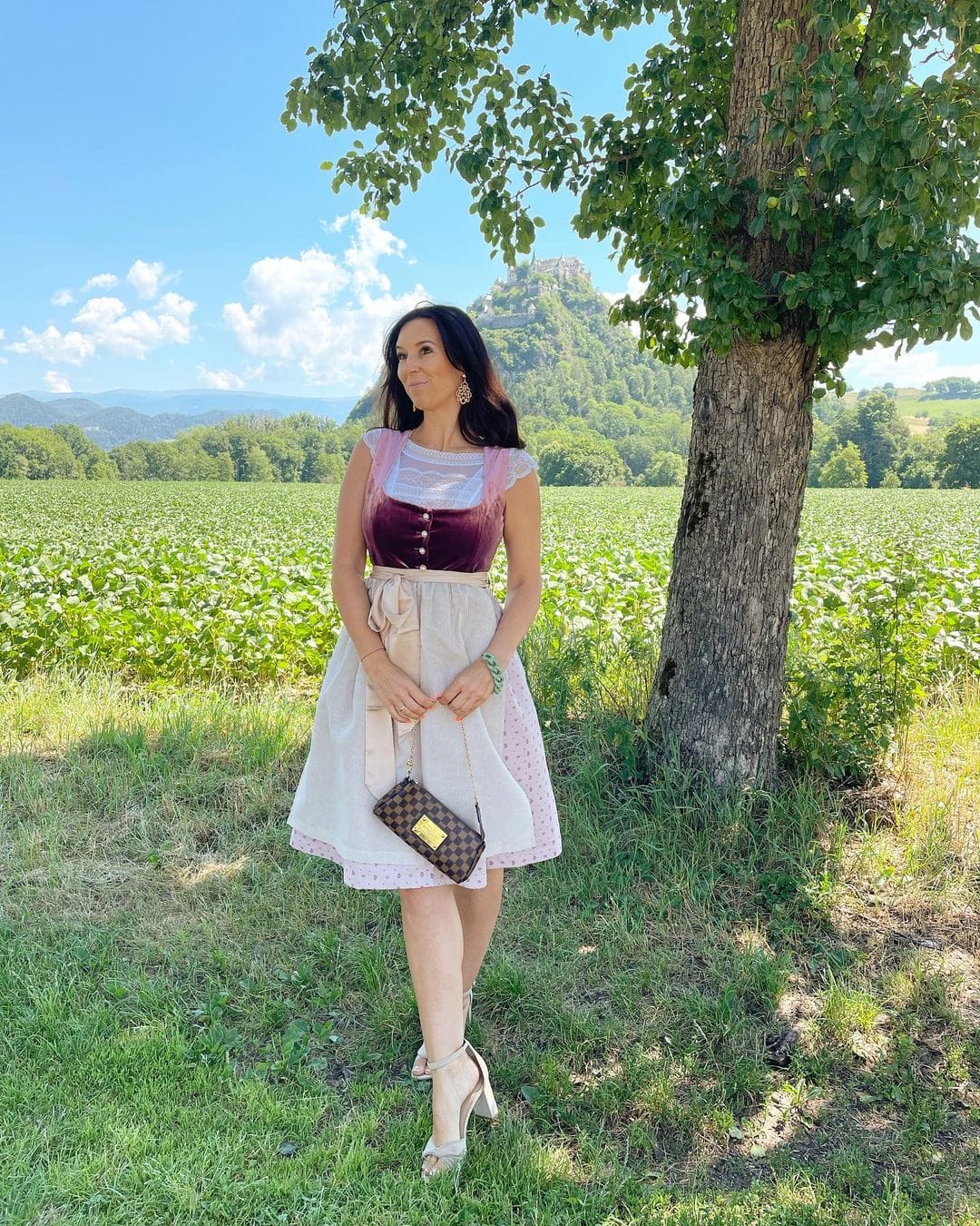 Customer photo review of Damen Schwarz Gerader Ausschnitt Dirndl