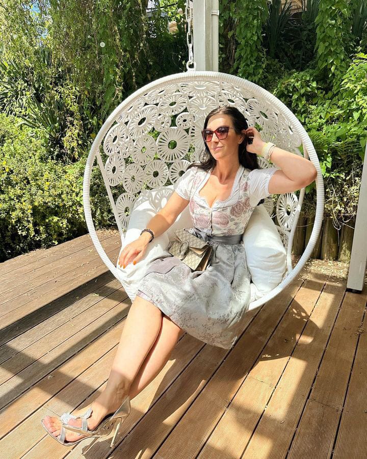 Customer photo review of Damen Schwarz Gerader Ausschnitt Dirndl