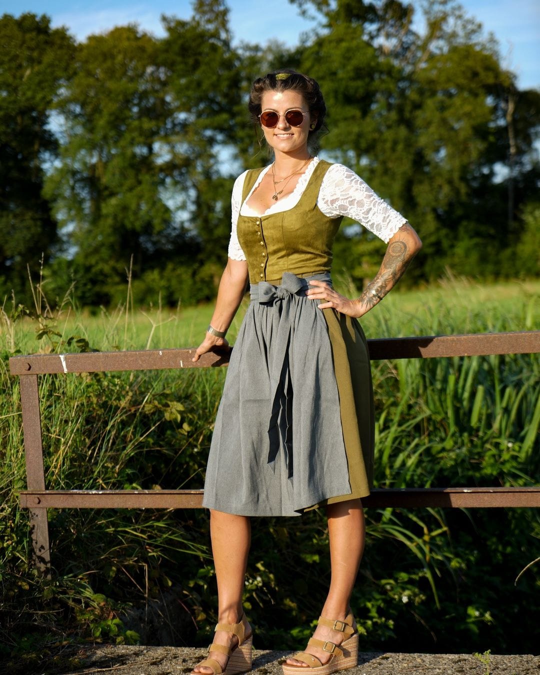 Customer photo review of Damen Schwarz Gerader Ausschnitt Dirndl