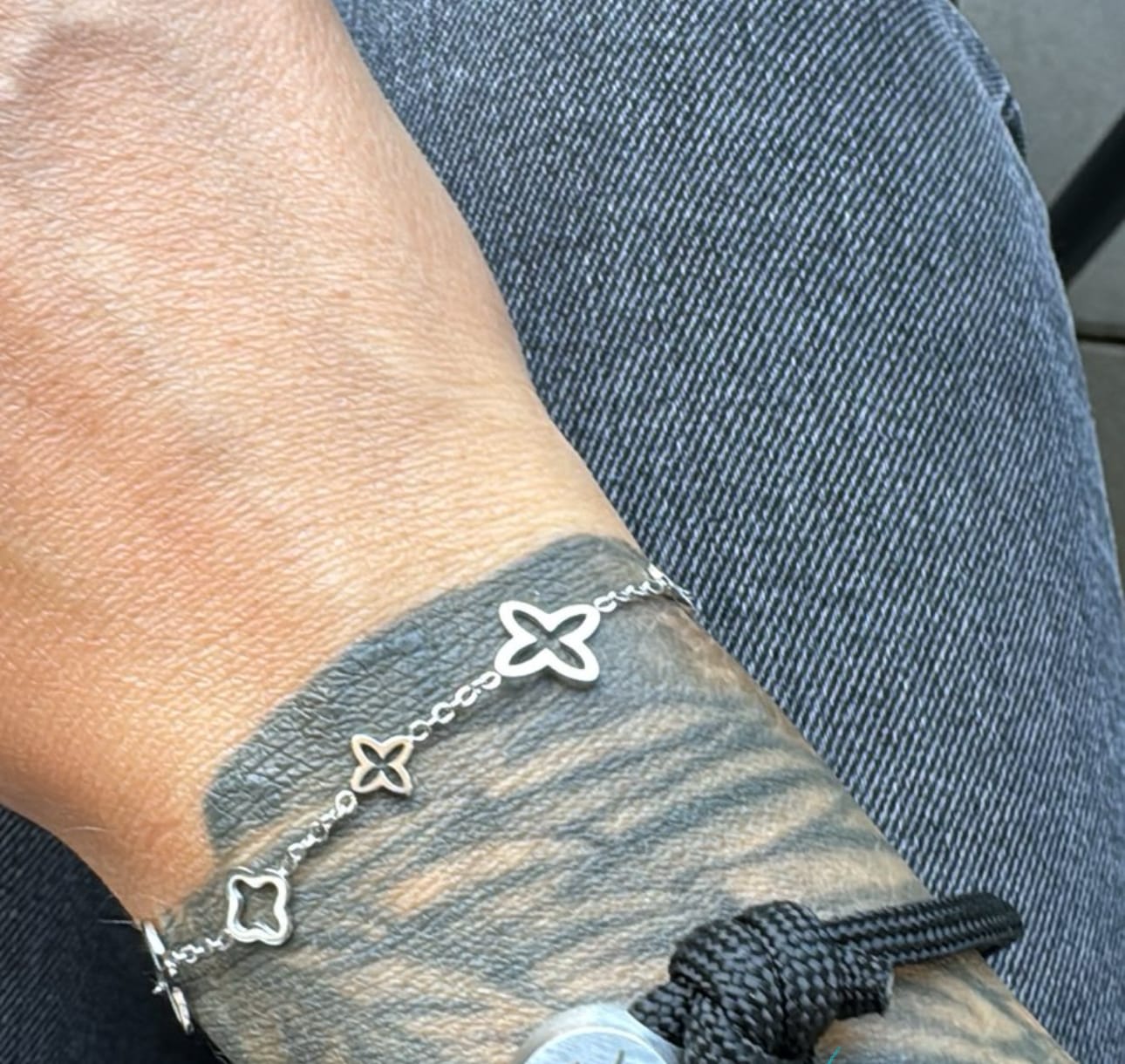 Customer photo review of Fancy Clover Armband | 18K vergoldet