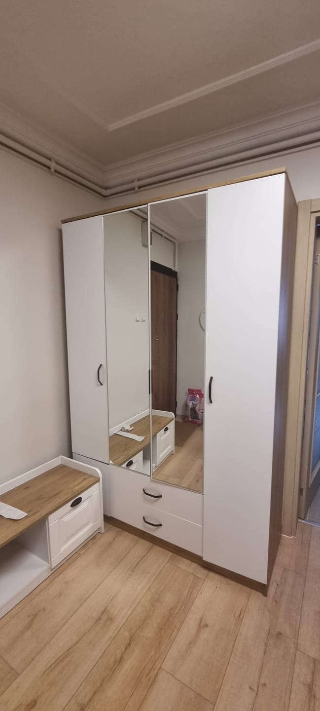 Customer photo review of Rani BA131 Geniş Gardırop Elbise Dolabı Aynalı Kapaklı 2 Çekmeceli 13 Raflı 1 Askılı Sepet Ceviz - Beyaz