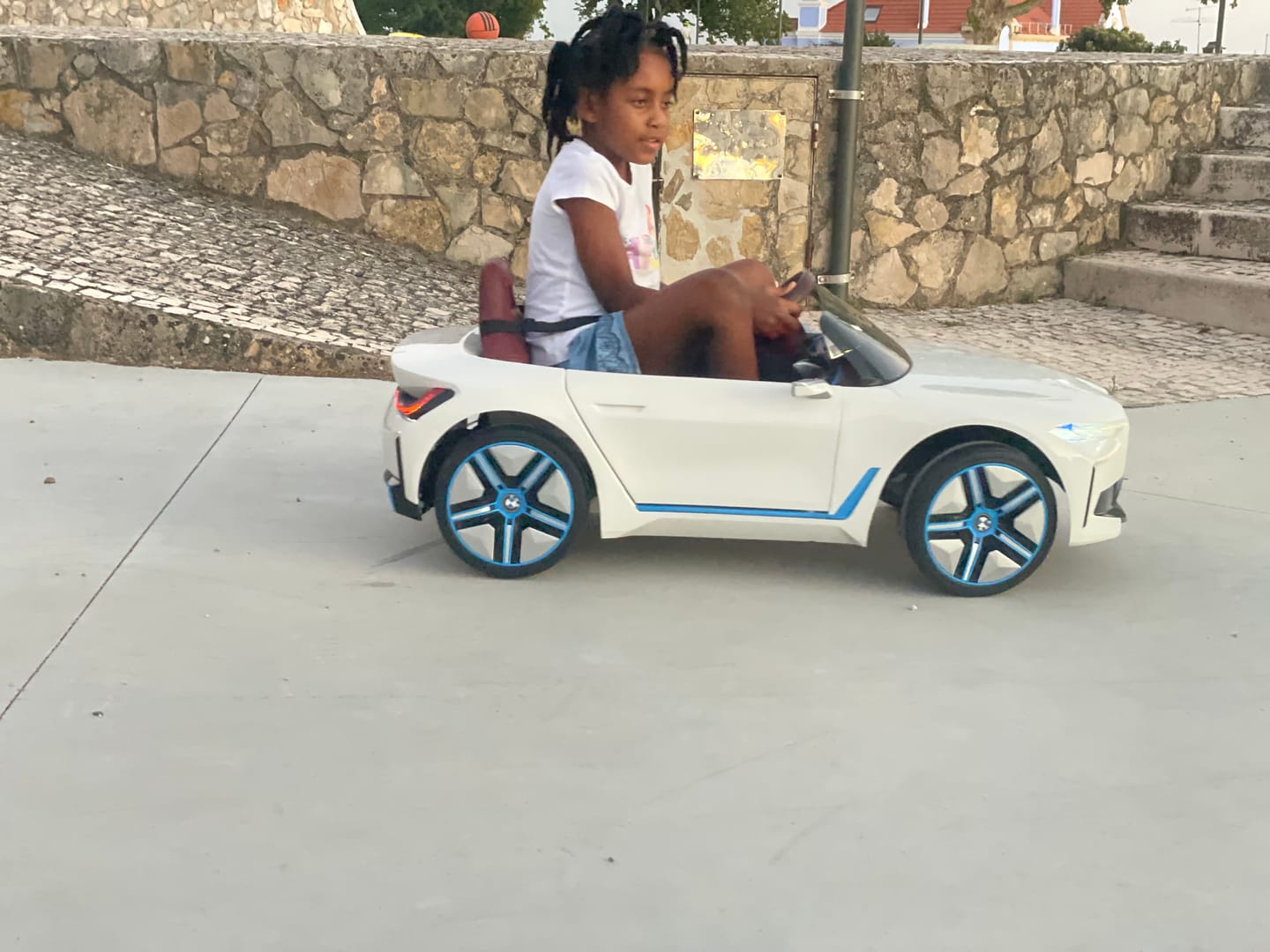 Customer photo review of Carro Elétrico para Criança BMW I4 12v Branco c/ RODAS DE BORRACHA & ASSENTO EM PELE