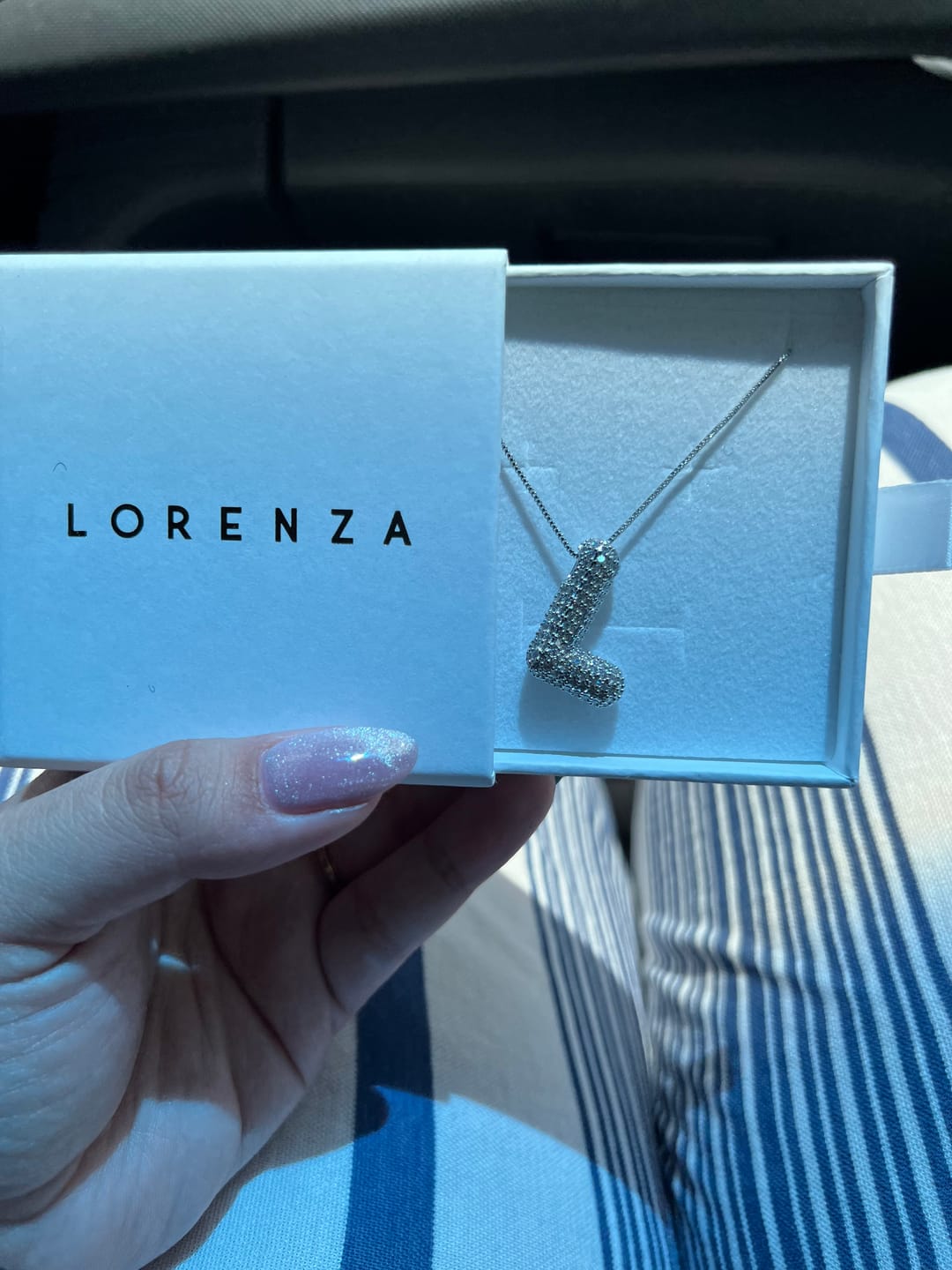 Customer photo review of Collar Inicial Balloon Plateado Zirconias