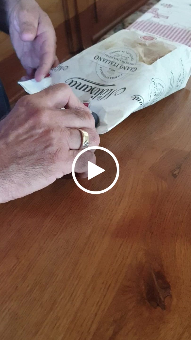 Customer video review of (2 PEZZI) Mini Sigillatori Termici Portatile 2 in 1 (Sigilla e Taglia) Ricaricabile USB, Uso Domestico, Sigillatore Per Ogni Tipo Di Busta
