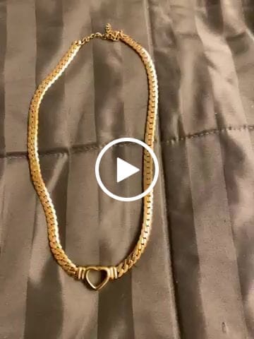 Customer video review of Colar Gargantilha Coração Minimalista Banhado em Ouro 18K