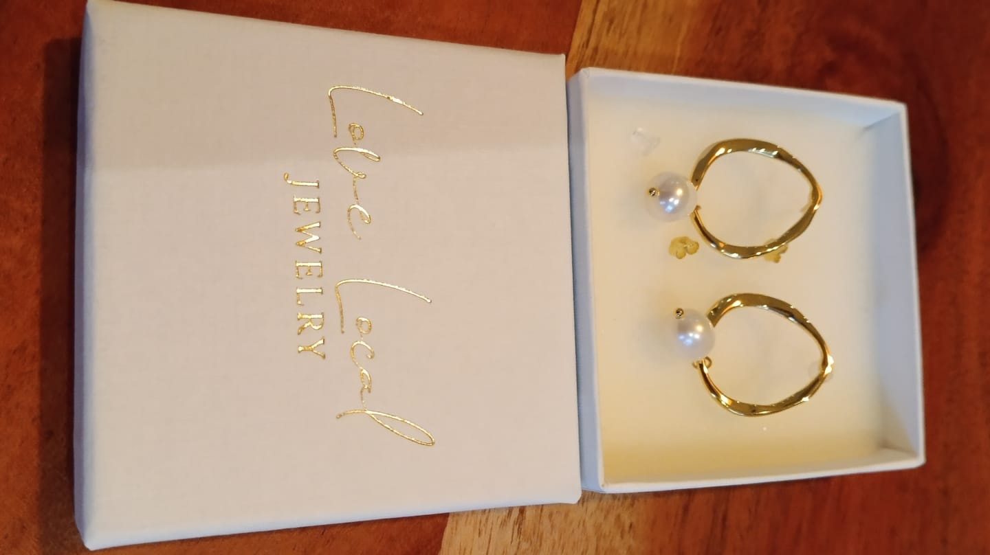 Customer photo review of FIJI PEARL EAR HOOPS 2,2CM
