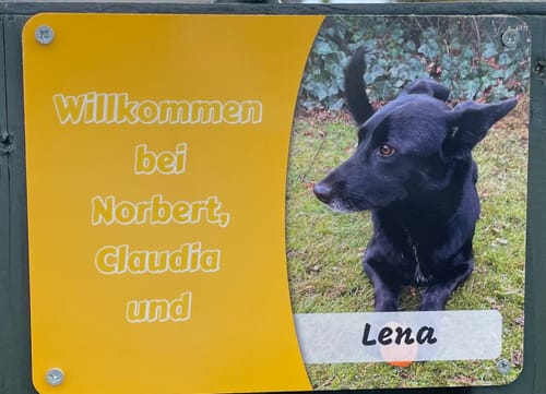 Customer photo review of Hunde-Türschild personalisiert mit Foto & Text (UV- und wetterfest)
