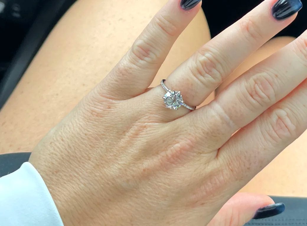 Customer photo review of Rodiffy Moissanite 2.0 Ct ～4.0 Ct Round Cut 6 Prong Promise Rings For Women