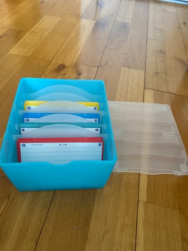Avis photo d'un client sur OXFORD FLASHBOX # Capacité : 500 flashcards Flash 2.0 (7,5x12,5 cm) - Polypropylène - Bleu pastel