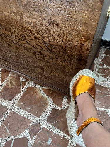 Reseña con foto de un cliente sobre Claudia Naranja
