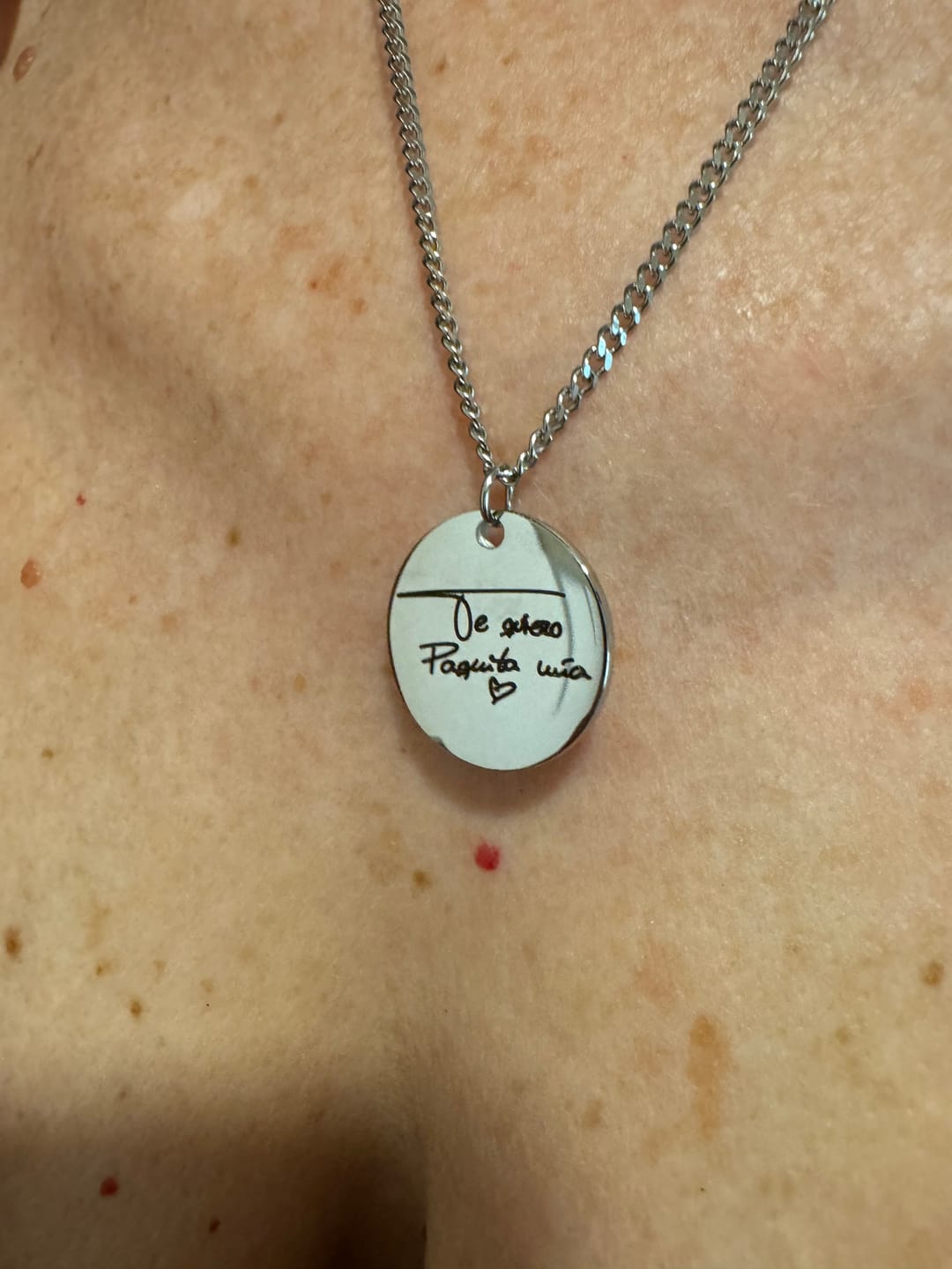 Customer photo review of Collar con grabado personalizado