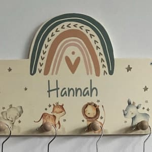 Customer photo review of Handgefertigte Regenbogen-Garderobe aus Holz Tier Familie