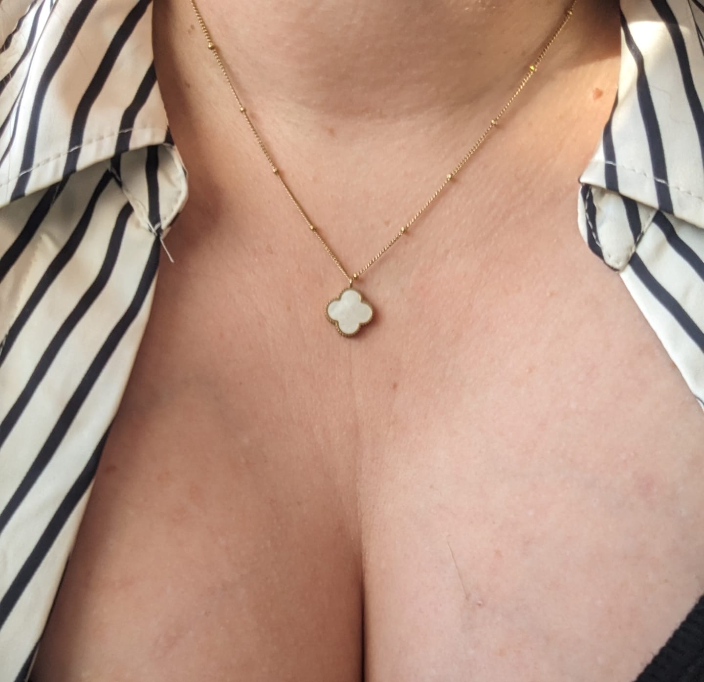 Customer photo review of Perlmutt Lucky Leaf Kette 14K Vergoldet