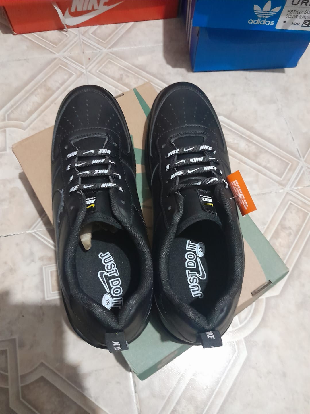 Customer photo review of Tenis 275 Negro Total