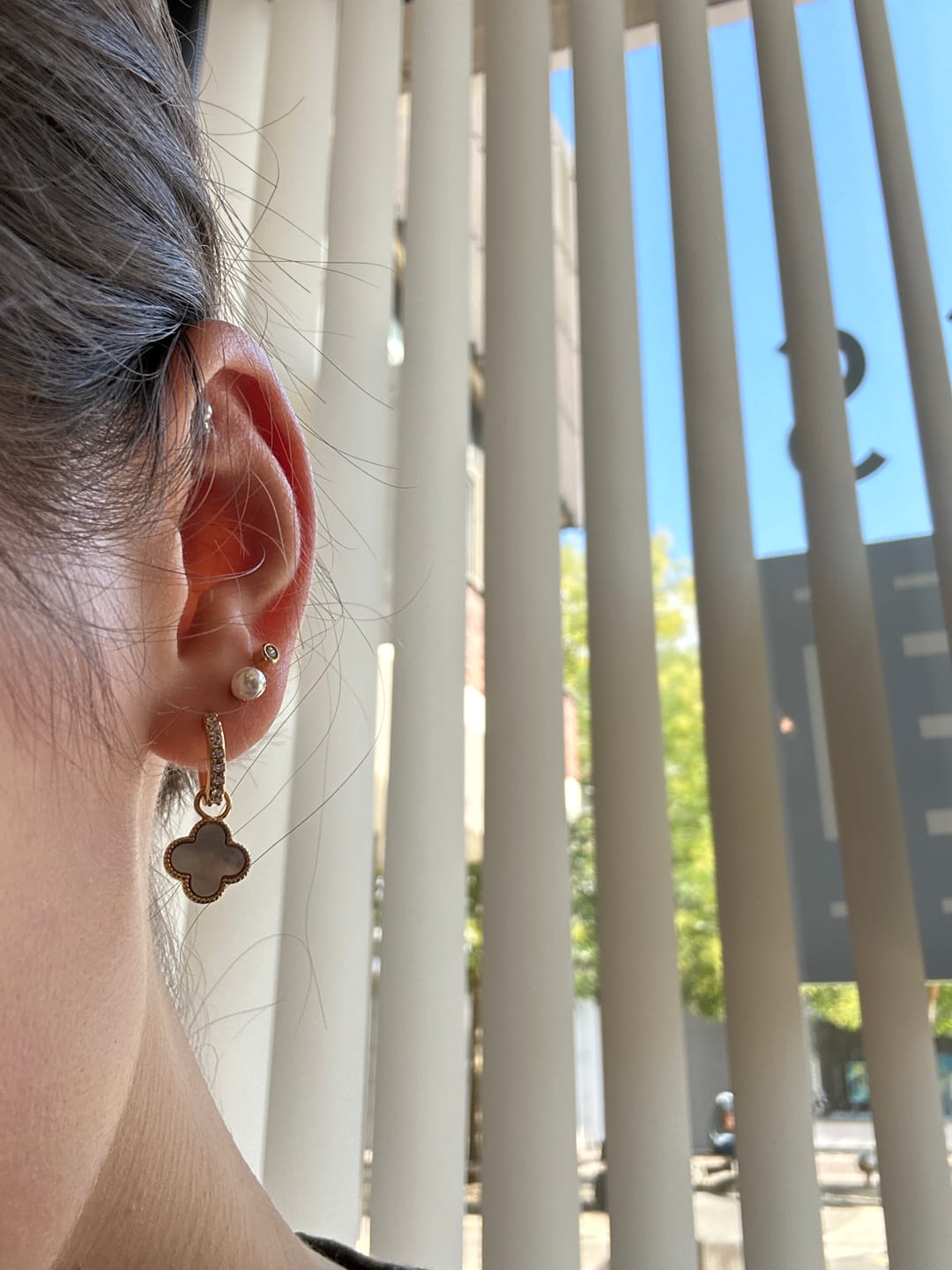Customer photo review of Perlmutt Paradise Huggie Ohrringe 14K Vergoldet