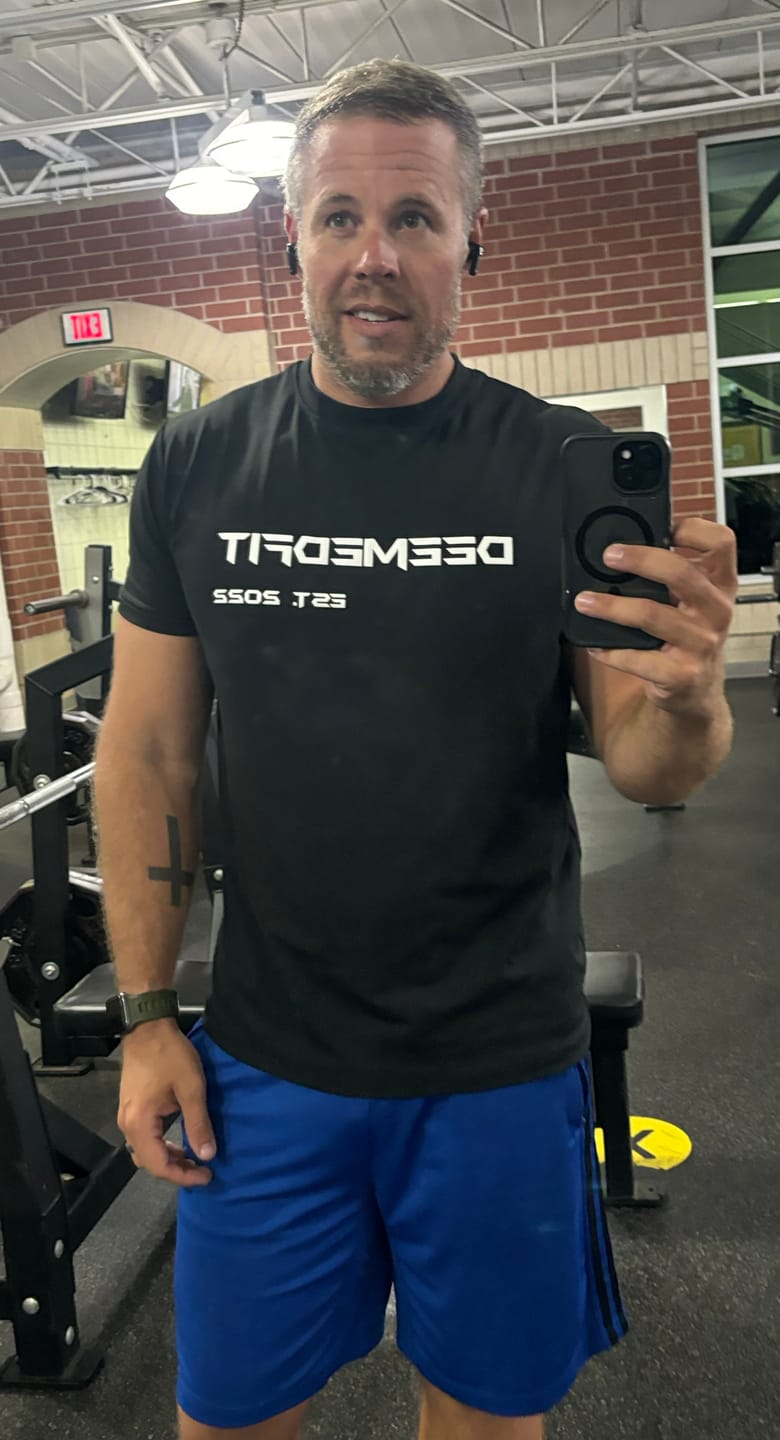 Customer photo review of Men's Gym Tee "Compellence"