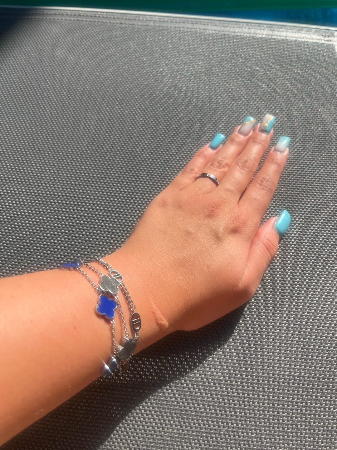Customer photo review of Blue Clover Armband | 18K vergoldet