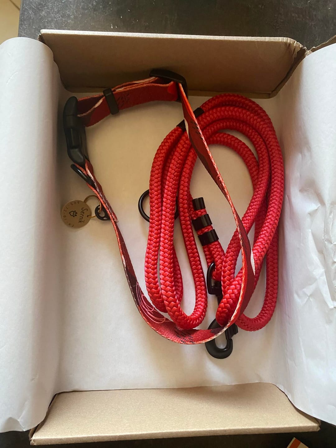 Customer photo review of Obroża "Abstract Red" - czarne okucia