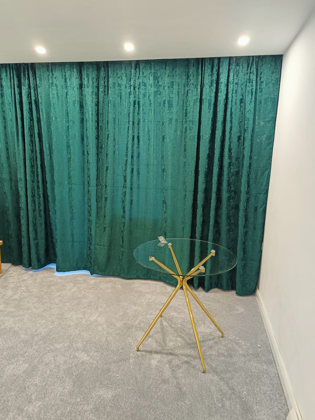 Customer photo review of Masa AZALIA, transparent/auriu, sticla/metal, 80x80x75 cm