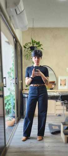 Angelina Y. review of Calça Jeans Reta Araçá Preto image 1 out of 1