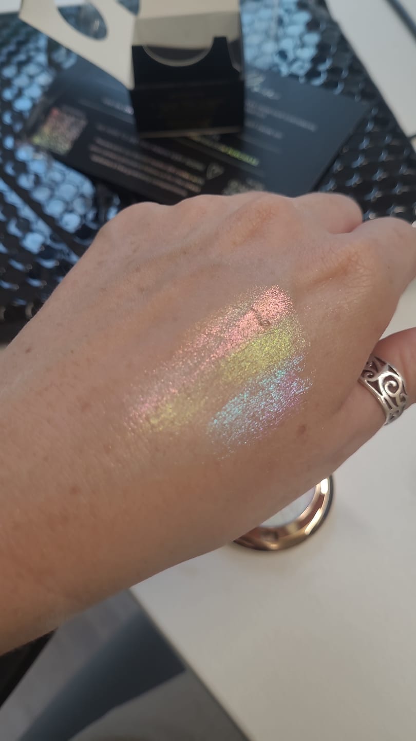Customer photo review of Rainbow glow Eyeshadow/highlighter