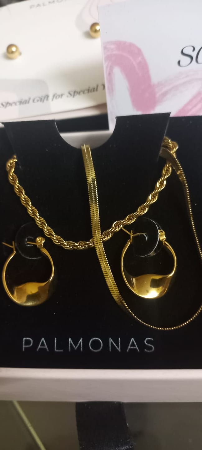 Customer photo review of Wobbly Circle Hoop Earrings
