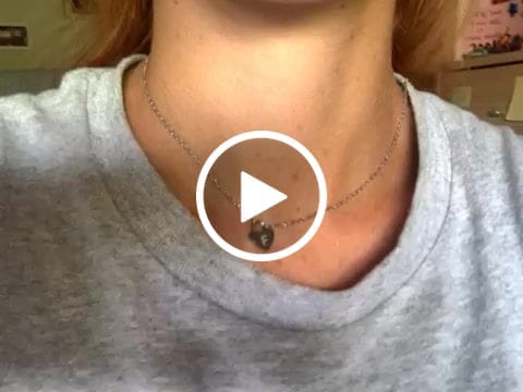 Customer video review of Collar Inicial Corazón