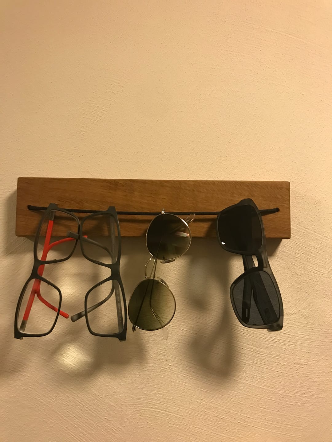 Customer photo review of Brillenhalter SPECULA aus Holz