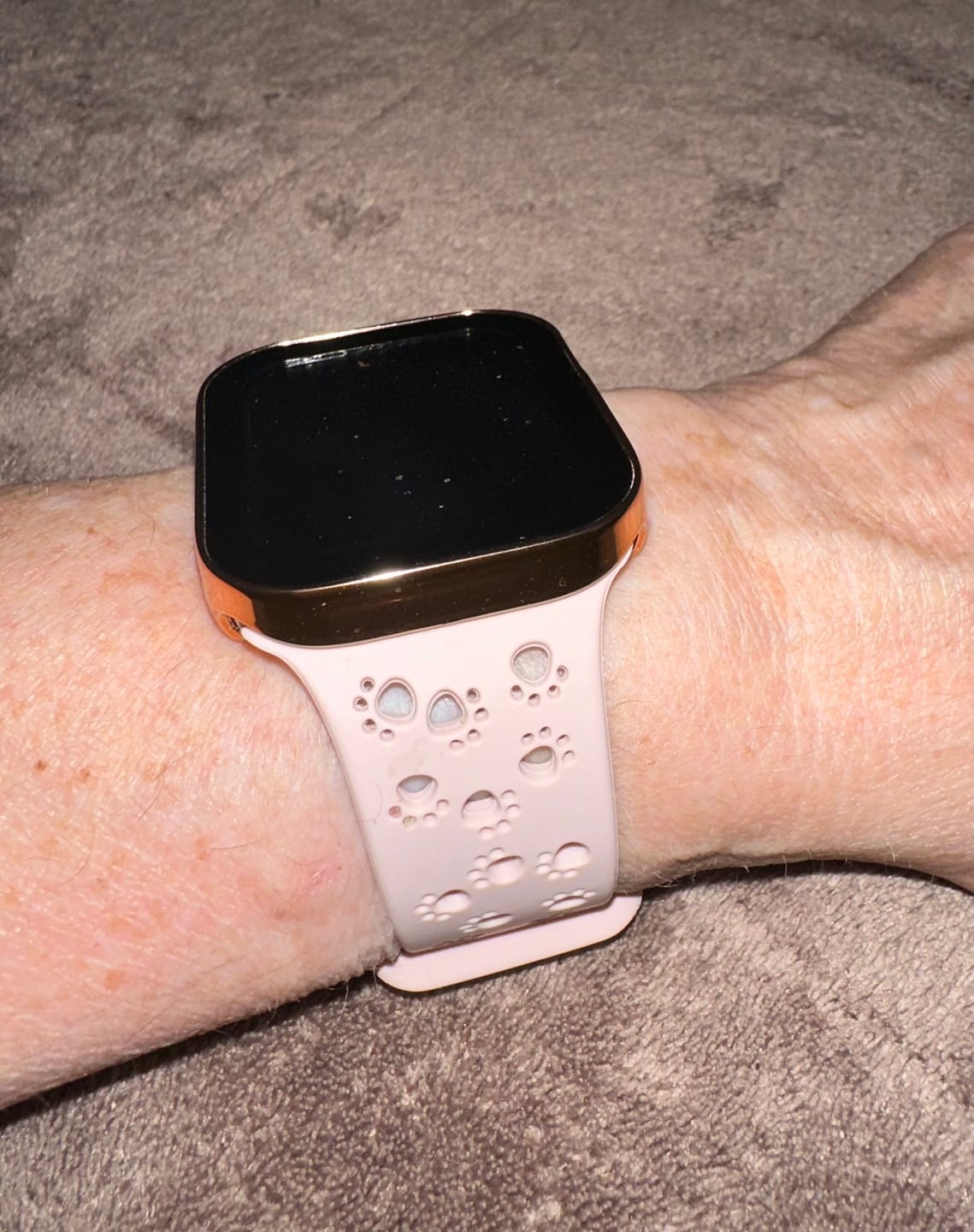 Customer photo review of Apple Watch Silikonband "Pfoten"