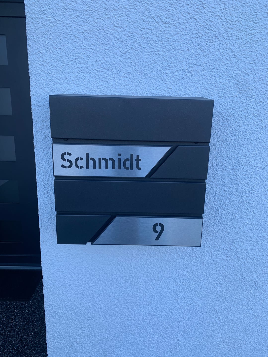 Customer photo review of AlbersDesign Briefkasten B1 Eisenglimmer (DB703) personalisiert mit Edelstahl-Schildern