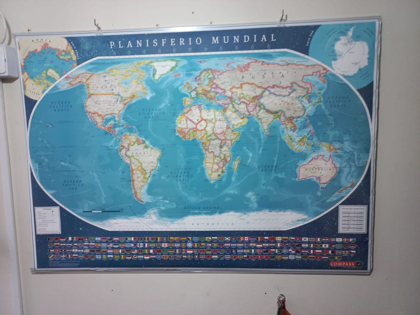 Customer photo review of Mapa del Mundo Político con Banderas y Europa 2024 - Lámina